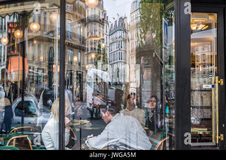 Café de Flore, Paris, Frankreich, äußere Fassade Reflexionen in Windows Stockfoto