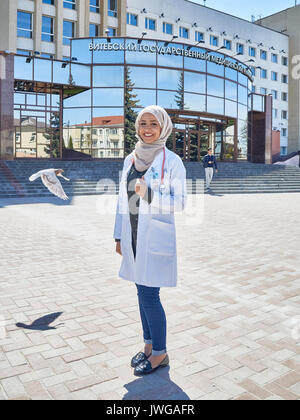 Studenten der Witebsker staatlichen medizinischen Universität der Freundschaft der Völker Studieren im Klassenzimmer. Sie werden lachen, reden untereinander, posin Stockfoto