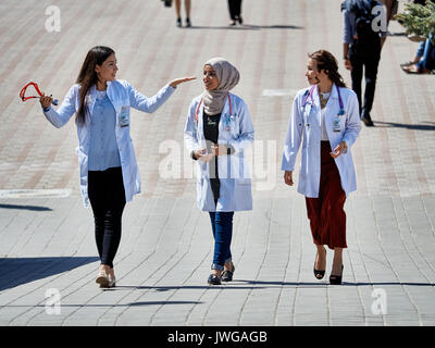 Studenten der Witebsker staatlichen medizinischen Universität der Freundschaft der Völker Studieren im Klassenzimmer. Sie werden lachen, reden untereinander, posin Stockfoto