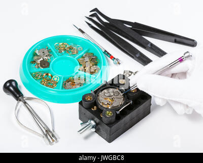 Uhrmacher Werkstatt - Reparatur alte mechanische Uhr auf Weiß Tisch Stockfoto