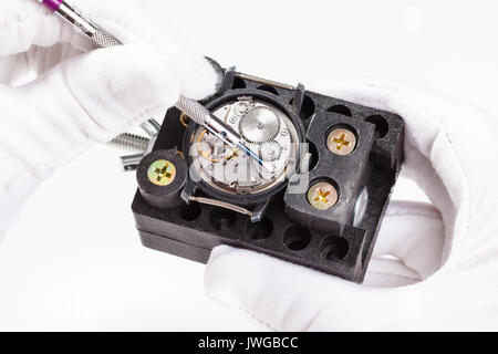 Uhrmacher Werkstatt - Reparatur von mechanischen Armbanduhr mit Schraubendreher schließen bis auf weißem Hintergrund Stockfoto