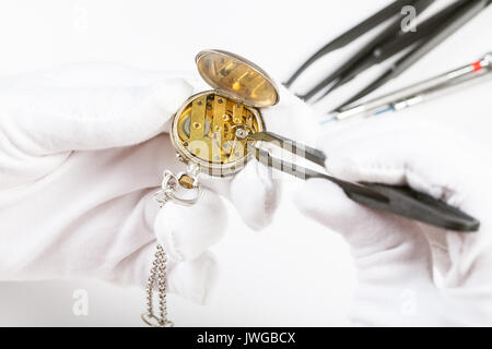 Uhrmacher Workshop - Anpassung der alten Taschenuhr von Pinzette Stockfoto