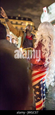 Schwarze Kerl reden und lange weiße Luft Frau listenning. Hommage an die Opfer von Charlie Hebdo Tötung in Paris der 7. Januar 2015. Stockfoto