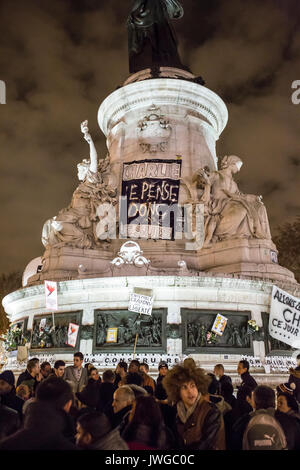 Statue Ort d ela Republique mit einem Schild i thonk, also bin ich, Je Pense Donc Je suis. Hommage an die Opfer von Charlie Hebdo Tötung in Paris der 7. Stockfoto