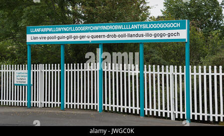 Der Bahnsteig Zeichen der längste Ortsname der Welt, die in Wales Großbritannien befindet. Llanfairpwllgwyngyllgogerychwyrndrobwllllantysiliogogo Stockfoto