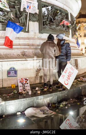 2 Frauen, die eine je suis Charlie Zeichen vor der Statue des Place d ela Republique. Hommage an die Opfer von Charlie Hebdo Tötung in Paris der 7. Stockfoto