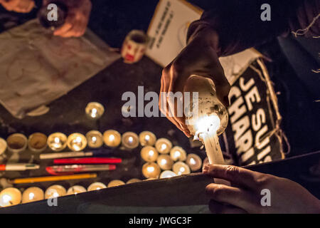 Licht einer Kerze, Zeichen je suis Charlie verwischt. Hommage an die Opfer von Charlie Hebdo Tötung in Paris der 7. Januar 2015. Stockfoto