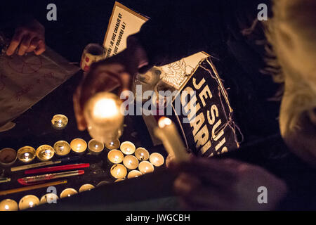 Verschwommenes Licht einer Kerze, Zeichen je suis Charlie heraus stehen. Hommage an die Opfer von Charlie Hebdo Tötung in Paris der 7. Januar 2015. Stockfoto