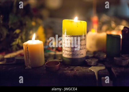 Kerze mit einem Hinweis, la FRance est debout, Frankreich steht. Hommage an die Opfer von Charlie Hebdo Tötung in Paris der 7. Januar 2015. Stockfoto