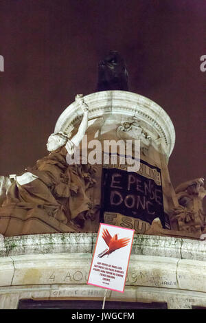 Aul Eluard Gedicht Liberty Place d ela Republique. Hommage an die Opfer von Charlie Hebdo Tötung in Paris der 7. Januar 2015. Stockfoto