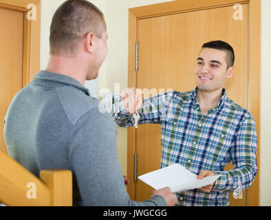 Kommunale Dienstleistungen Mitarbeiter Gruß erfolgreicher Verkauf von Apartments Stockfoto