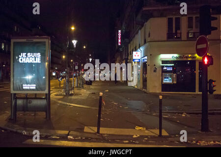 Je suis Charlie Billboard mit einem roten Fußgänger-Ampel auf dem Boulevard. Hommage an die Opfer von Charlie Hebdo Tötung in Paris der 7. Janu Stockfoto