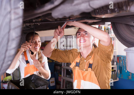 Mechaniker Crew Reparatur einer gebrochenen Auto an Auto Service Center Stockfoto