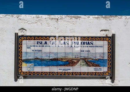 Spanien: Keramik Zeichen der Isla de las Palomas (Pidgeon Insel), der südlichste Punkt der Iberischen Halbinsel und dem europäischen Festland in Tarifa Stockfoto