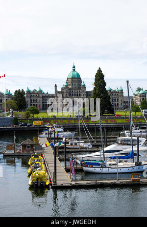 Die schöne gewölbte British Columbia Parlamentsgebäude in Victoria und den Inneren Hafen mit Booten, Marina und Liegeplätze Victoria BC Kanada Stockfoto