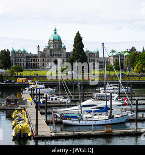 Die schöne gewölbte British Columbia Parlamentsgebäude in Victoria und den Inneren Hafen mit Booten, Marina und Liegeplätze Victoria BC Kanada Stockfoto