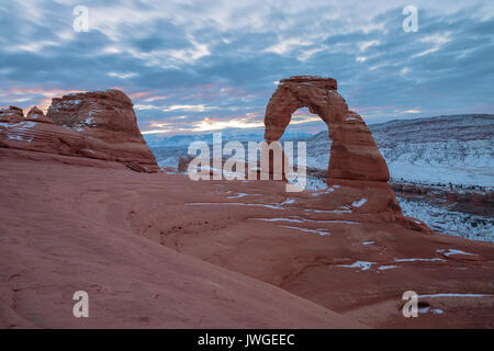 Sonnenaufgang über Zarten Arch im Arches National Park, Moab, Utah, im Winter. Stockfoto