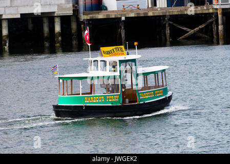 Die Kleine aufrechte Harbour Fähre kreuzen in den Inneren Hafen in Victoria, Vancouver Island, British Columbia Kanada Stockfoto