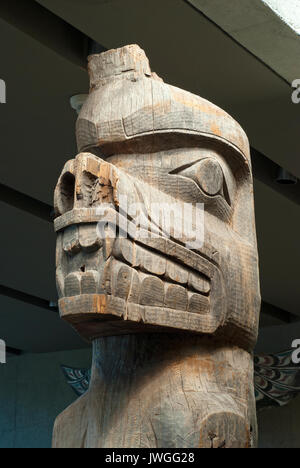 Detail der Grizzly Bär Skulptur von Kwakwaka'wakw artist Awalaskanis, Museum für Anthropologie, Vancouver, British Columbia, Kanada geschnitzt Stockfoto