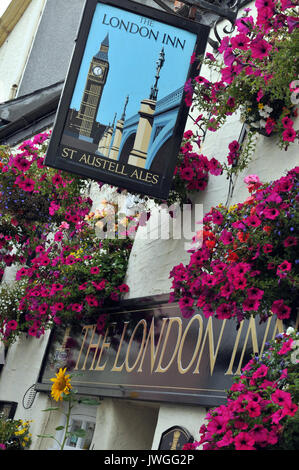 Die London Inn Public House in pastoew, North Cornwall Verkauf und Werbung ain't Austell Brauerei Biere und eine pub Schild mit einem Bild von Big Ben Stockfoto