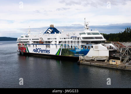 Die bunten BC Fähren Autofähre Küsten Feier liegt in Swartz Bay Terminal Warten auf Laden von Vancouver Island, British Columbia Kanada Stockfoto