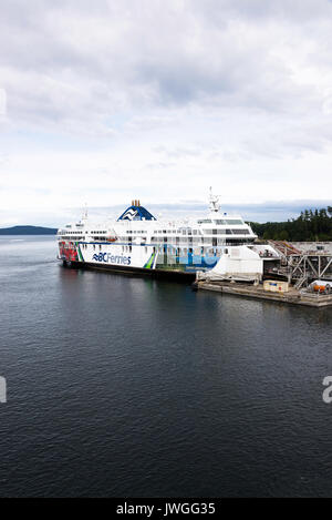 Die bunten BC Fähren Autofähre Küsten Feier liegt in Swartz Bay Terminal Warten auf Laden von Vancouver Island, British Columbia Kanada Stockfoto