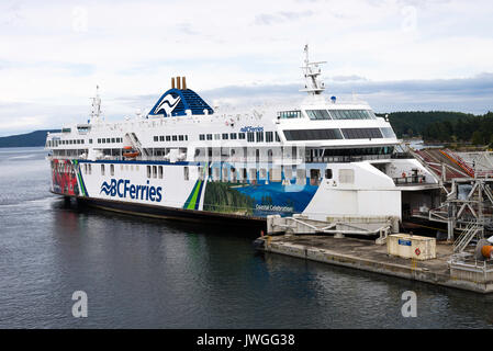 Die bunten BC Fähren Autofähre Küsten Feier liegt in Swartz Bay Terminal Warten auf Laden von Vancouver Island, British Columbia Kanada Stockfoto