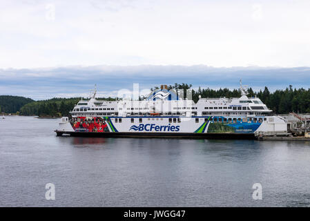 Die bunten BC Fähren Autofähre Küsten Feier liegt in Swartz Bay Terminal Warten auf Laden von Vancouver Island, British Columbia Kanada Stockfoto