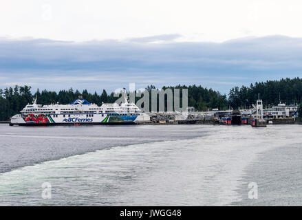 Die bunten BC Fähren Autofähre Küsten Feier liegt in Swartz Bay Terminal Warten auf Laden von Vancouver Island, British Columbia Kanada Stockfoto