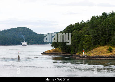 BC Ferries Auto- und Passagierfähre Geist von Vancouver Island, die durch die Meerenge von Georgia Voyaging zu Swartz Bay in der Nähe von Victoria BC Kanada Stockfoto