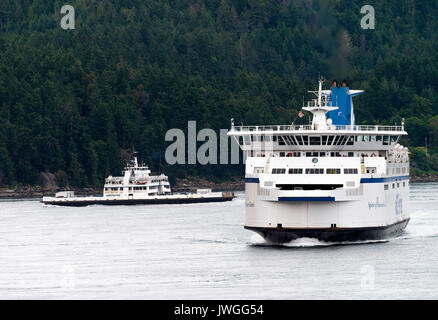 Der BC Ferries Autofähren Mayne Queen und Geist von Vancouver Island Passieren jedes Anderen in der Straße von Georgia aus Vancouver BC Kanada Stockfoto