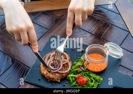 Gegrilltes Steak vom gehacktes Rindfleisch mit Gemüse Stockfoto