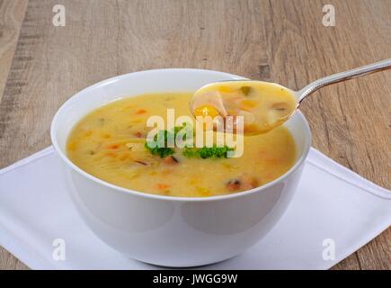 Chowder Fischsuppe mit geräuchertem Schellfisch, Kabeljau, Lachs und Gemüse. Stockfoto