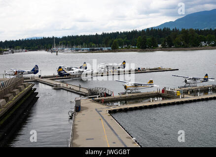 Harbour Air wasserflugzeuge an der Anlegestelle Plattformen auf Wasser in Vancouver British Columbia Kanada angedockt Stockfoto