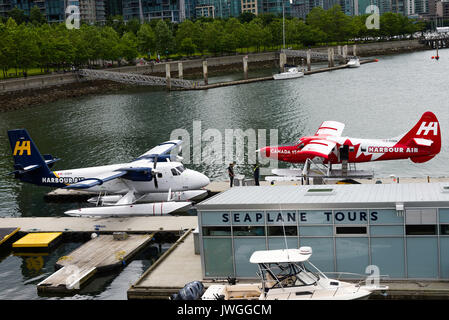 Harbour Air wasserflugzeuge an der Anlegestelle Plattformen auf Wasser in Vancouver British Columbia Kanada angedockt Stockfoto