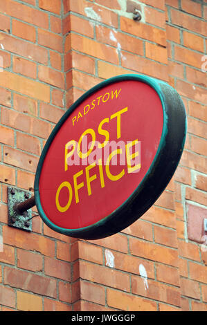 Post Zeichen und Post buchung Boxen in Padstow Post in North Cornwall. Datenerfassungszeiten und roten Briefkästen mit beleuchteten Oval unterzeichnen. Stockfoto