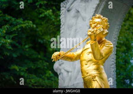 Strauss-Statue Wien, Ansicht der berühmten goldenen Statue des Komponisten Johann Strauss im Stadtpark im Zentrum von Wien, Österreich. Stockfoto