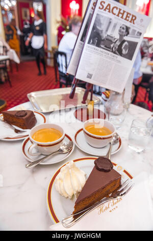 Sacher Torte Wien, Ansicht von Scheiben Sacher Torte Kuchen mit Kaffee serviert im Hotel Sacher in Wien, Österreich. Stockfoto