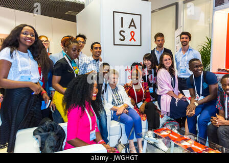 Paris, Frankreich, Gruppe Jugendliche, Portrait, Junge Botschafter bei der Internationalen AIDS-Gesellschaft I.A.S. Konferenz, Pandemievölker, kollektive Aktion gegen sida, multikulturelle Gruppe frankreich, multirassische Bürger Stockfoto