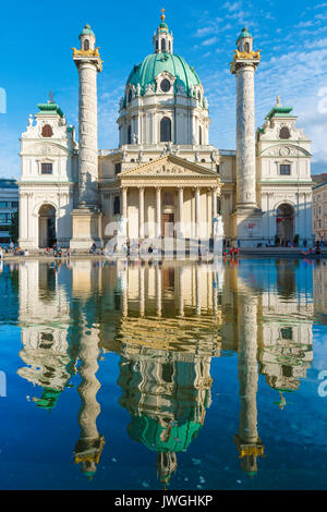 Karlskirche Wiener Kirche, Blick auf die historische Karlskirche am Karlsplatz, das schönste Beispiel barocker Kirchenarchitektur in Wien, Wien Stockfoto