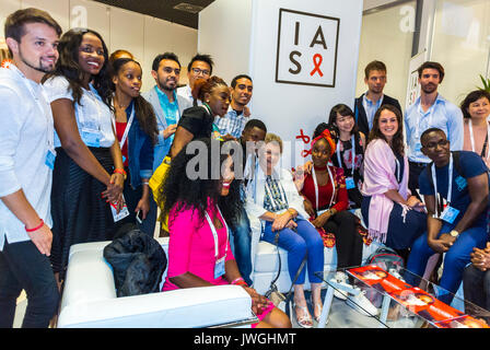 Paris, Frankreich, Gruppenporträt, Junge Botschafter der Internationalen AIDS-Gesellschaft I.A.S. Konferenz, vielfältige Menschenmenge, NGO, multikulturelle französische Menschenmenge, multirassische Bürger, Crowd Teenager Stockfoto