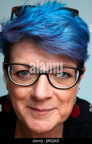 Frau mit blau gefärbten Haaren Stockfoto
