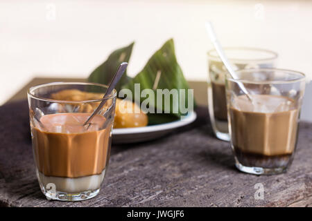 Hot Thai Tee, Kaffee und Kakao trinken Trinken servieren mit Dessert auf den Tisch lokalen thailändischen Stil Frühstück Stockfoto