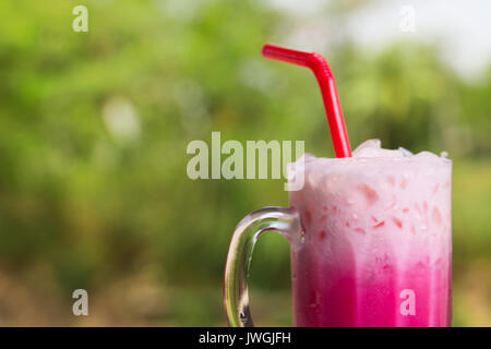 Thai iced Milch Pink Drink trinken Servieren am Tisch lokalen thailändischen Stil Frühstück Stockfoto