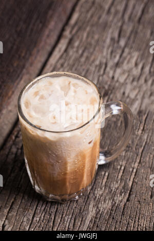 Thai Eistee trinken Milch trinken Servieren am Tisch lokalen thailändischen Stil Frühstück Stockfoto