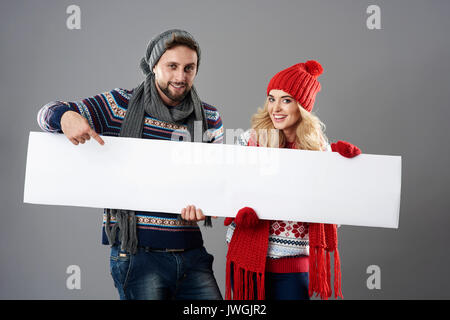 Mann und Frau, ein leeres weißes Plakat Stockfoto