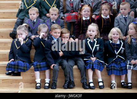 13 Sätze Zwillinge, (von links oben) Tyler und Zach McAllister, Kendal und Skye McCabe, Leighton McDevitt, (untere Reihe) Elanor und Isobel McShane, Harry und Reilly Klein, Martine und Naomi Smith und Hannah Wright, der Beginn der Grundschule im Inverclyde Bereich diese Woche versammelt sind zusammen für einen Fotoauftrag bei St Patrick's Primary School in Greenock. Stockfoto