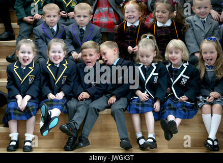 13 Sätze Zwillinge, (von links oben) Tyler und Zach McAllister, Kendal und Skye McCabe, Leighton McDevitt, (untere Reihe) Elanor und Isobel McShane, Harry und Reilly Klein, Martine und Naomi Smith und Hannah Wright, der Beginn der Grundschule im Inverclyde Bereich diese Woche versammelt sind zusammen für einen Fotoauftrag bei St Patrick's Primary School in Greenock. Stockfoto