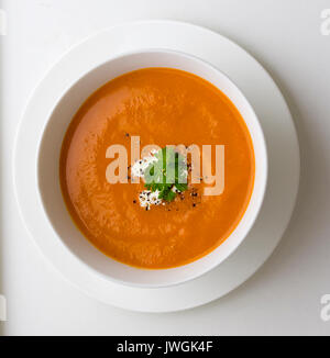 Schüssel Suppe auf weißem Hintergrund Stockfoto