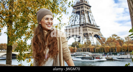 Herbst Kurzurlaube in Paris. lächelnde junge elegante Frau am Ufer in Paris, Frankreich, Ausflug Stockfoto